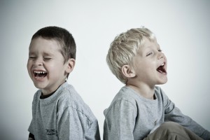 niños riendo
