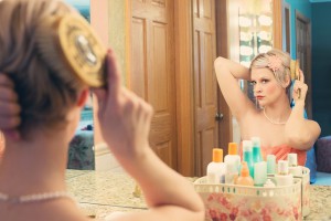 Mujer mirándose al espejo